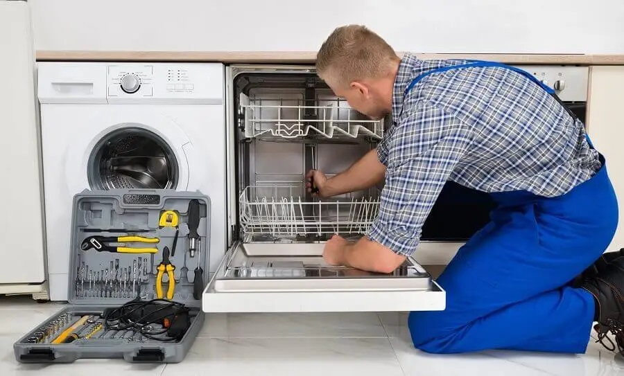 Erenler Warmhaus servisi teknisyen ekibi beyaz eşya tamiri yaparken